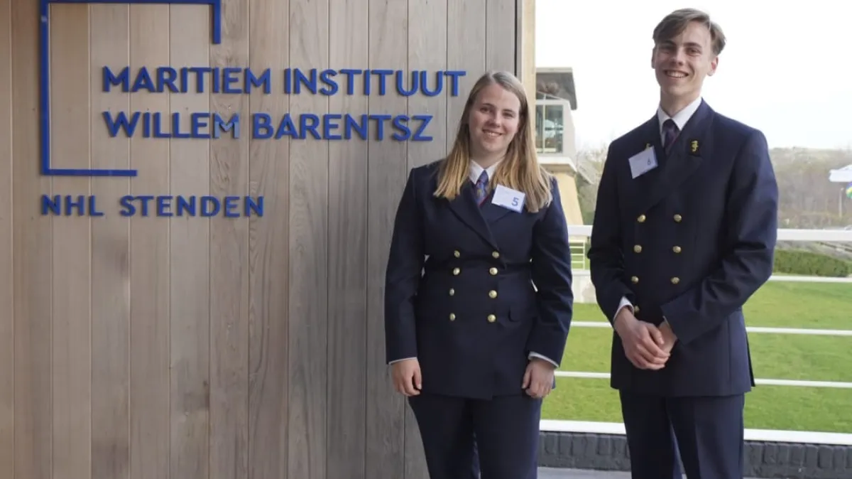 Studenten miwb bij ingang tijdens de open dag
